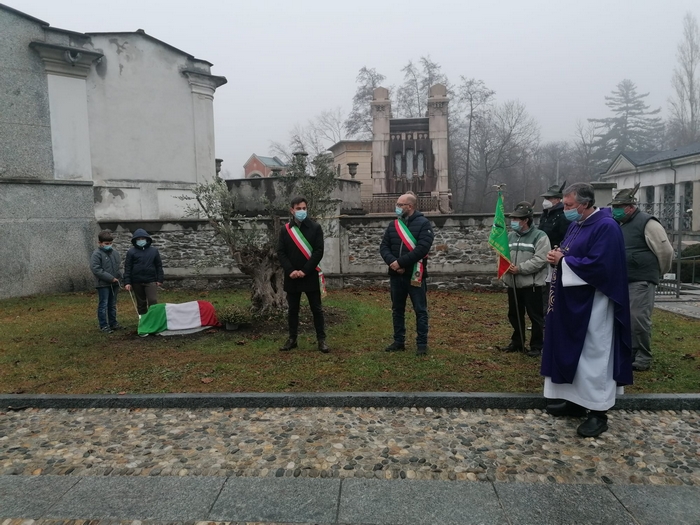 Una pianta d'ulivo e una targa ricordano le vittime del Covid-19