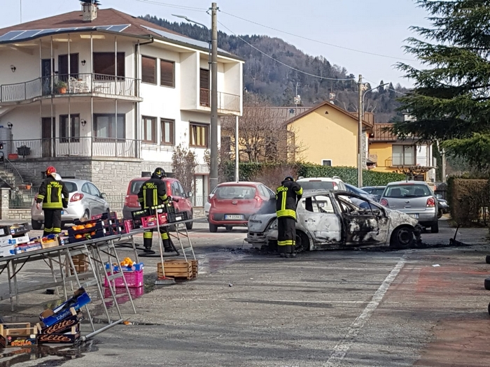 Auto in fiamme davanti al mercato