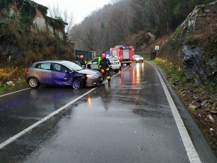 Ubriaco esce di strada sulla 34 e finisce con l'auto contro la roccia