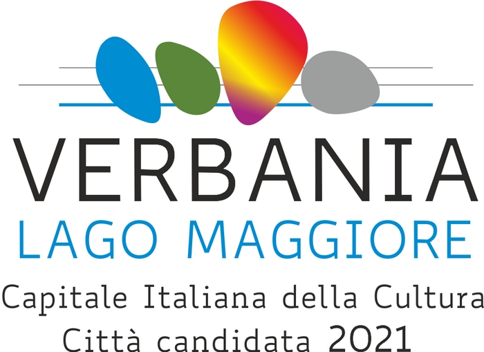 Nei “sassi” stilizzati i colori della candidatura a Capitale italiana della cultura