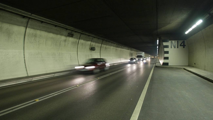 Un’autogrù perde la ruota nel tunnel, bloccata la “strada dei frontalieri”