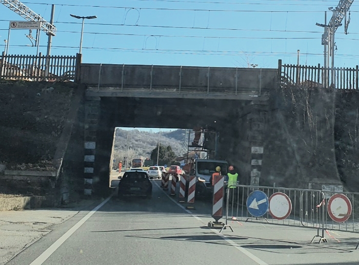 Calcinacci dal sottopasso ferroviario sulla ss34