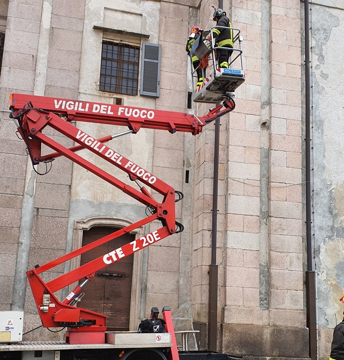 Forte vento, numerosi interventi dei vigili del fuoco. Dalla basilica vola via una persiana