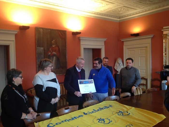 Cannobio bike-friendly alza la bandiera gialla da tre “smile”