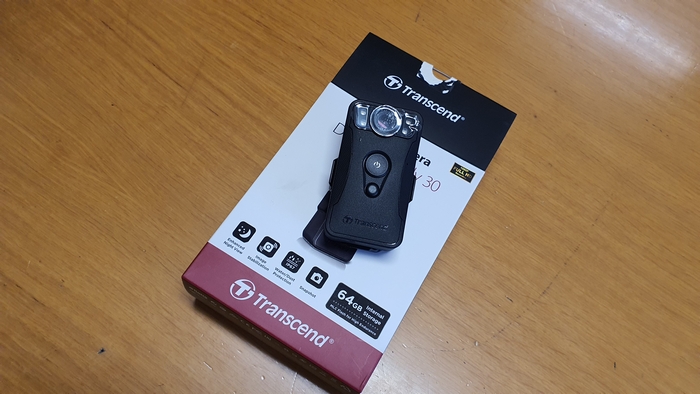 I vigili in strada vestono la bodycam