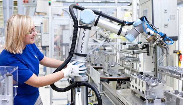 Un nuovo cobot al “Cobianchi” unisce studenti e imprese