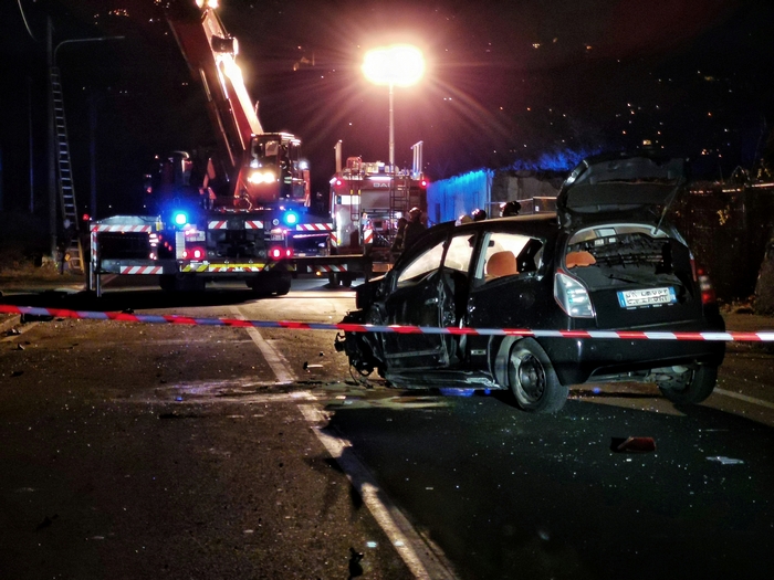 Si schianta contro il palo della luce e sfascia l’auto: giovane in ospedale