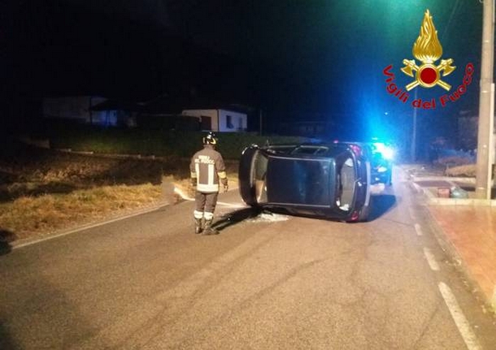 Perde il controllo dell’auto, si schianta e si ribalta sulla strada
