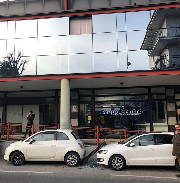 Serramento e vetro precipitano dal secondo piano e crollano sulle auto in sosta (foto)