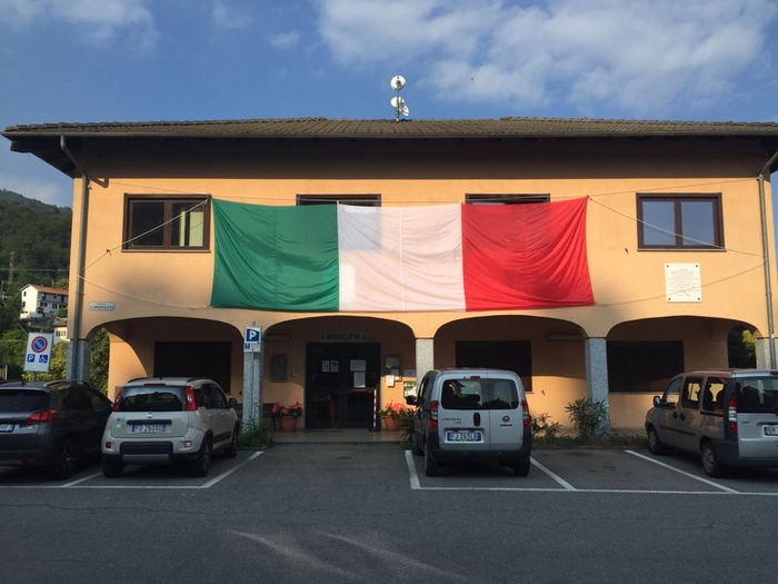 Il maxi-Tricolore di Cossogno per il 2 giugno