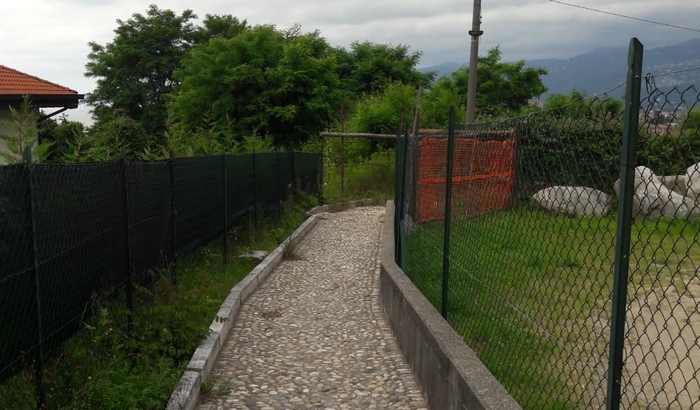 La protesta del quartiere contro la strada "cancellata" dal cantiere: tre anni senza risposta