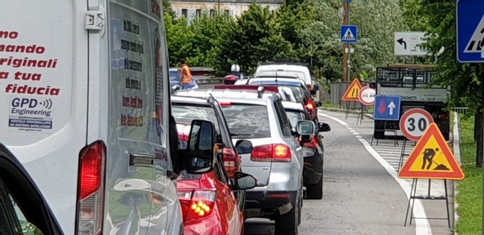 Asfalti sulla 34: il cantiere nella fase-3 manda in tilt il traffico (foto)