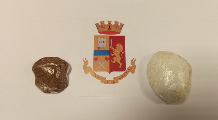 Eroina e cocaina alla stazione, ventunenne in manette