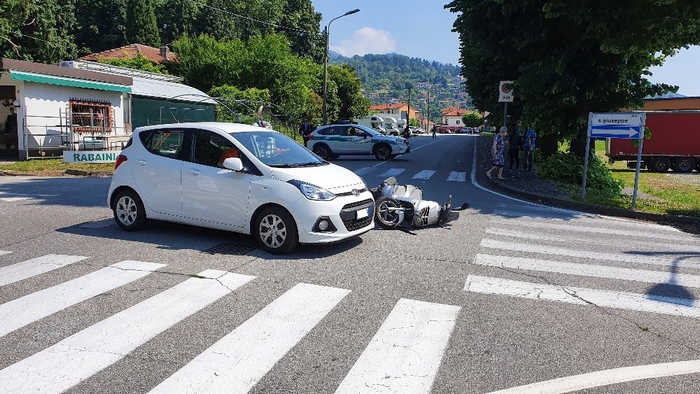 Auto nega la precedenza e centra uno scooter: 54enne ferito