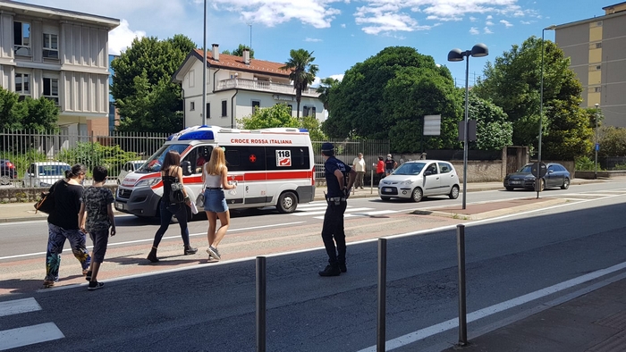 Ciclista tampona l’auto che si ferma davanti alle strisce pedonali e ruzzola a terra