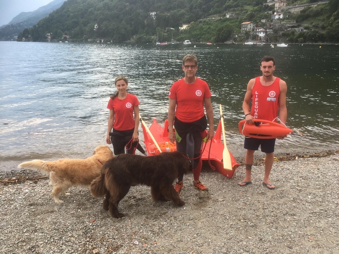 Madre e figlia si rovesciano con la canoa