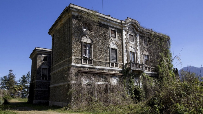 La Soprintendenza sollecita i privati: stop al degrado di Villa Poss e Colonia Motta
