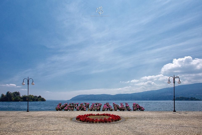 Vandalizzata la scritta floreale del lungolago: rubate alcune piantine