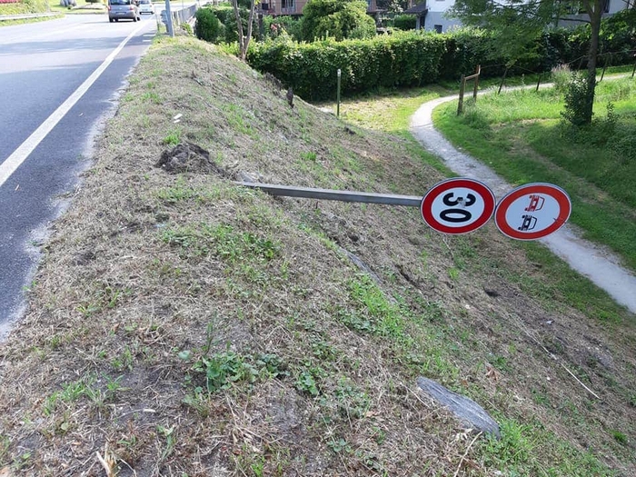 I vandali abbattono tutti i cartelli della provinciale