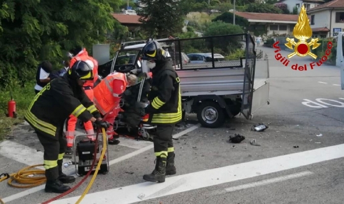 Scontro tra due veicoli con tre feriti sulla provinciale del lago