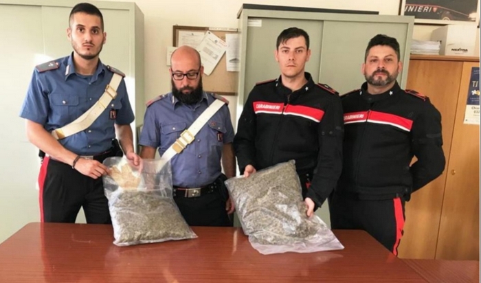 Arrestato con due chili di marijuana nascosta sotto i sedili dell'auto