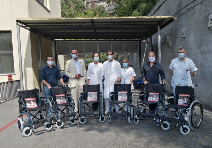 Il Cantante della solidarietà dona sei carrozzine all'ospedale di Genova