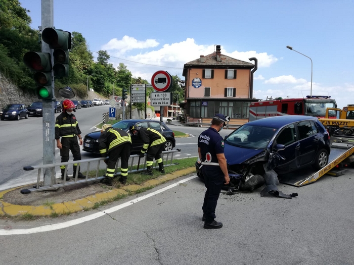 Turista svizzero si schianta contro il palo del semaforo