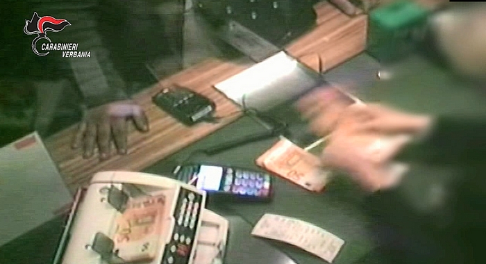 La truffa scoperta con la rapina. Centinaia i truffati: i soldi "ripuliti" al casinò (video)