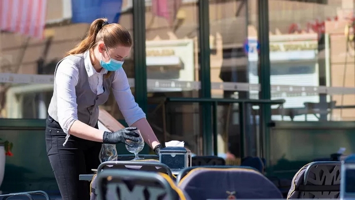 Crescono i contagi, il Ticino stringe le norme: nei locali obbligo di identificare i clienti