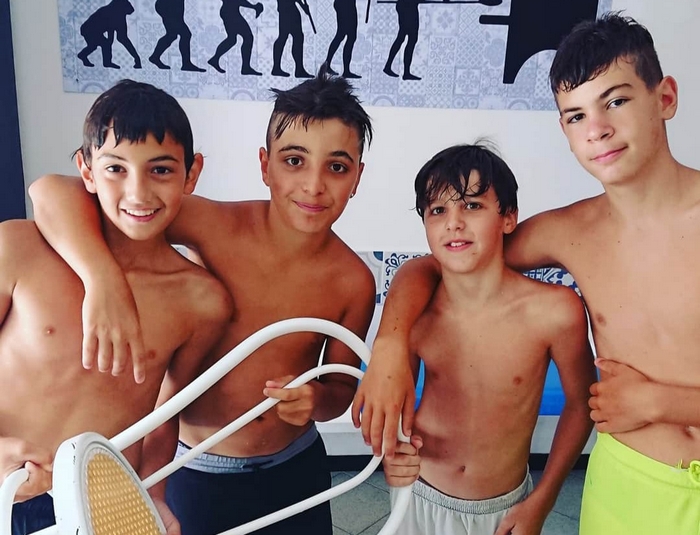 Adolescenti recuperano nel lago la sedia vandalizzata