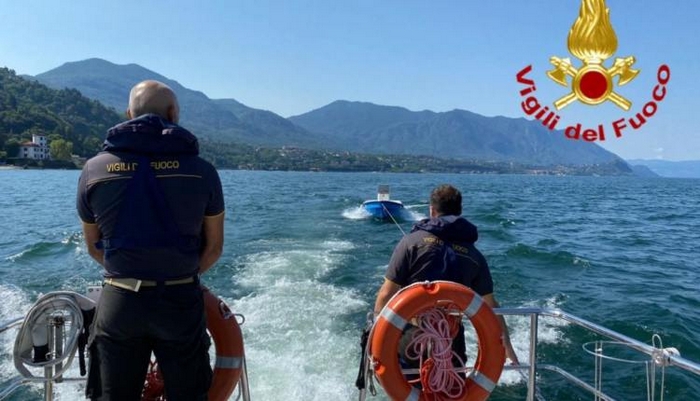 Motoscafo svizzero alla deriva sul Lago Maggiore