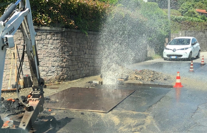 Sulla strada scoppia il tubo dell’acqua in pressione