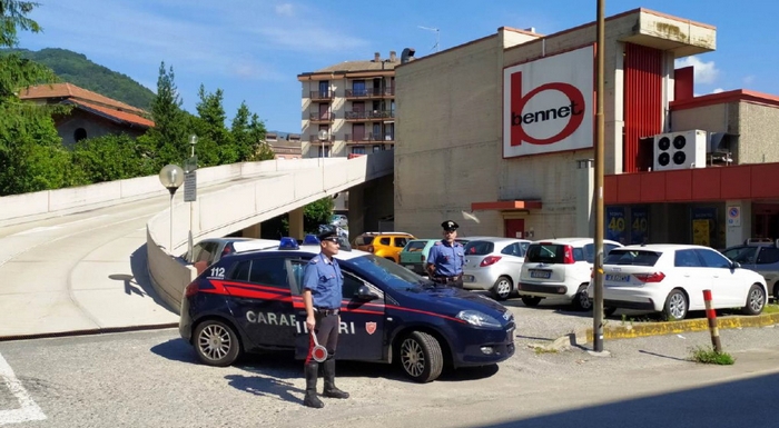 Nigeriano irregolare ruba supercalcolici al supermercato e fugge: fermato e denunciato