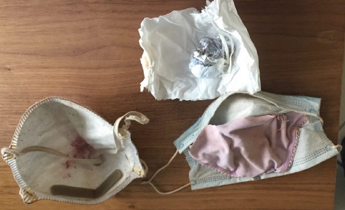 Nascondono la droga nella mascherina: sorelle in manette 