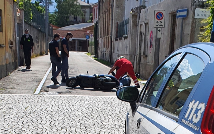 Ragazzino in bici taglia la strada a un motorino e provoca un incidente