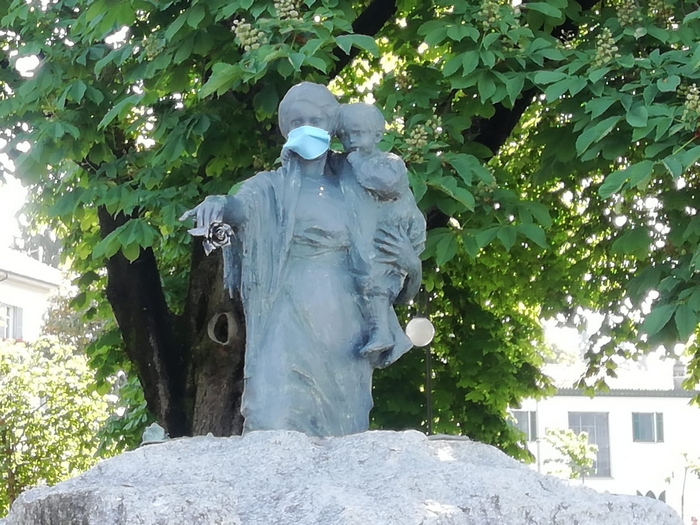 La vedova del monumento ai Caduti di Pallanza vestita della mascherina