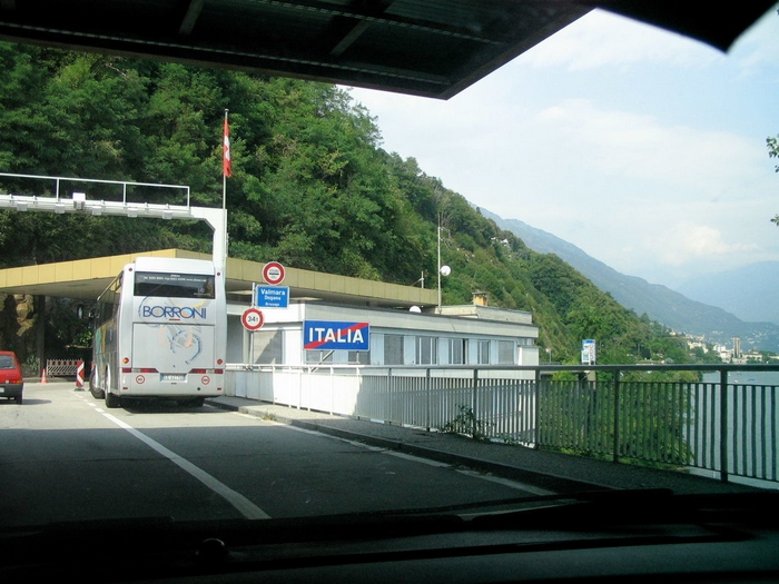 Due berline di lusso in Dogana senza pagare i dazi