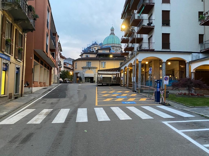 In via XXV Aprile spunta la ztl: solo posti auto e carico/scarico