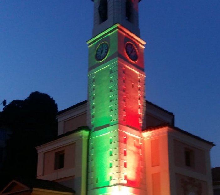 La chiesa di Santa Croce a Ghiffa risplende del Tricolore
