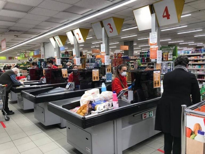 Lavoratori dei supermercati “esposti”, i sindacati: chiudere la domenica e ridurre gli orari