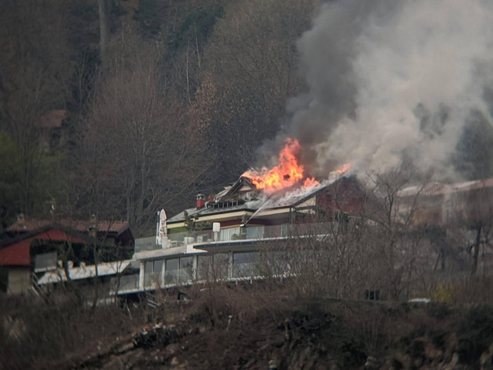 In fiamme il tetto di una casa: danni ingenti