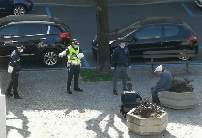Dà in escandescenze in piazza: quarantenne portata a casa dalle forze dell’ordine