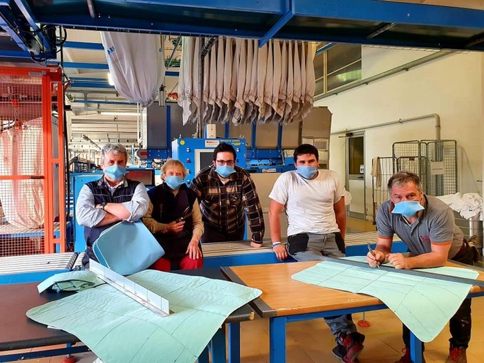 La lavanderia produce le mascherine e sostiene turismo e commercio