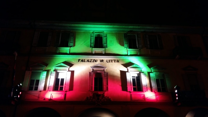 Anche Palazzo di Città si “veste” del Tricolore