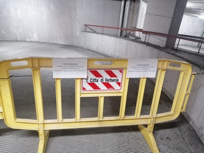 I vandali allagano il parcheggio interrato e svuotano gli estintori