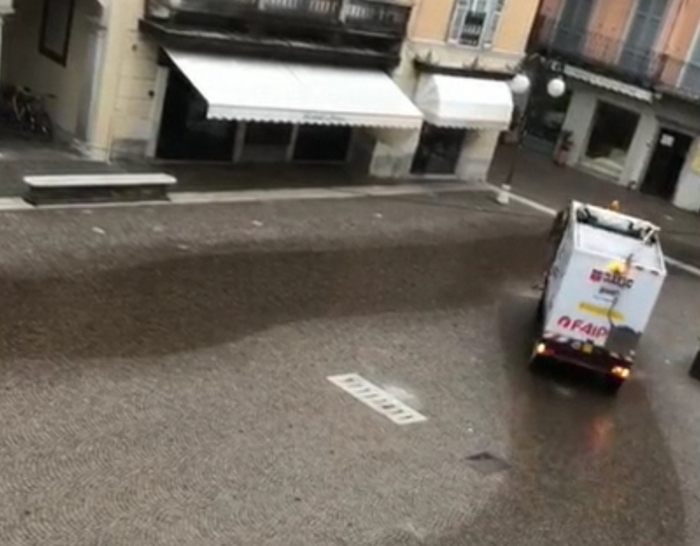 Sanificate le strade del centro di Verbania (video)