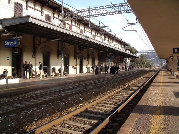 Attraversano i binari e costringono il macchinista alla fermata d’emergenza: denunciati