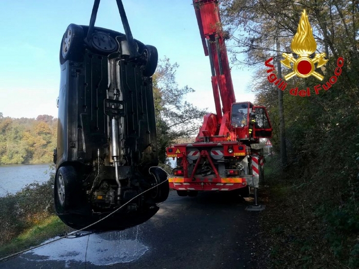 Auto nel fiume: salvo il conducente che scappa prima dell'inabissamento (foto)
