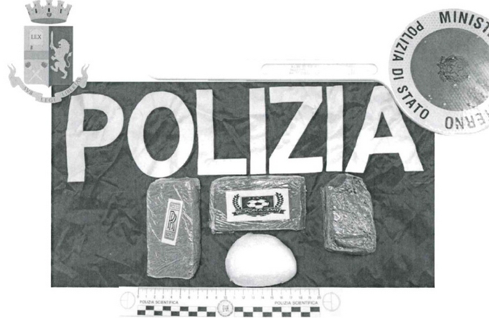Corriere della droga fermato dalla polizia con tre etti di hashish e 60 grammi di cocaina