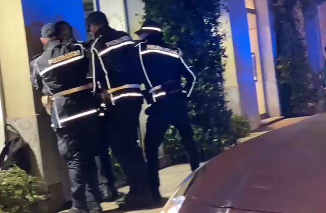 Contro i vigili dopo la multa per la mascherina: denunciato anche per resistenza e oltraggio